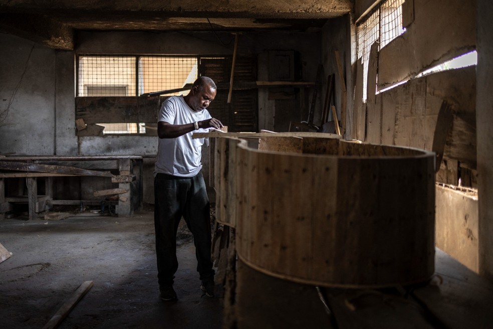 Caixão temático no formato de guitarra sendo produzido em Gana — Foto: Olympia Maismont/AFP