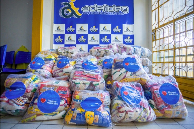 Governo de Al doa alimentos para instituição de Delmiro Gouveia