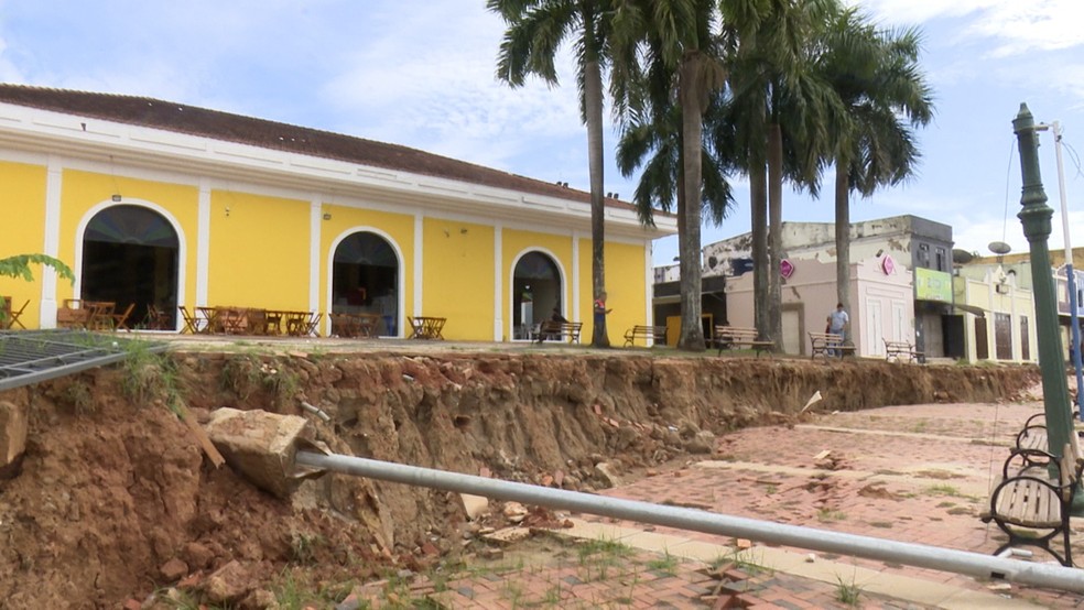 Calçadão do Novo Mercado Velho, em Rio Branco, cede 1 centímetro a cada dois dias, diz Defesa Civil — Foto: Reprodução/Rede Amazônica Acre