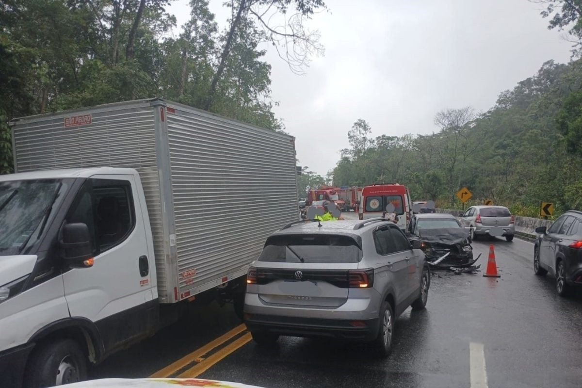 Engavetamento com seis veículos deixa 16 pessoas feridas na rodovia Mogi-Bertioga, SP