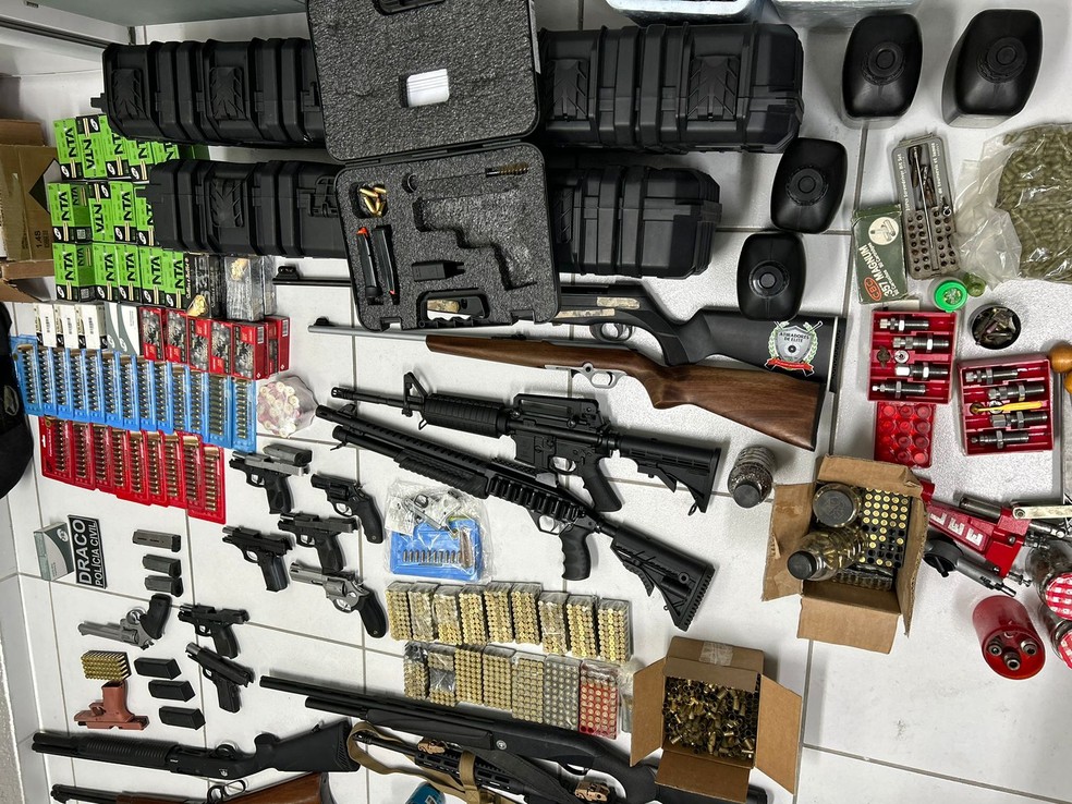 Polícia apreendeu com os suspeitos 18 armamentos não regulamentados, centenas de munições, além de insumos para carregadores de arma com CACs presos em Fortaleza. — Foto: Polícia Civil/ Divulgação