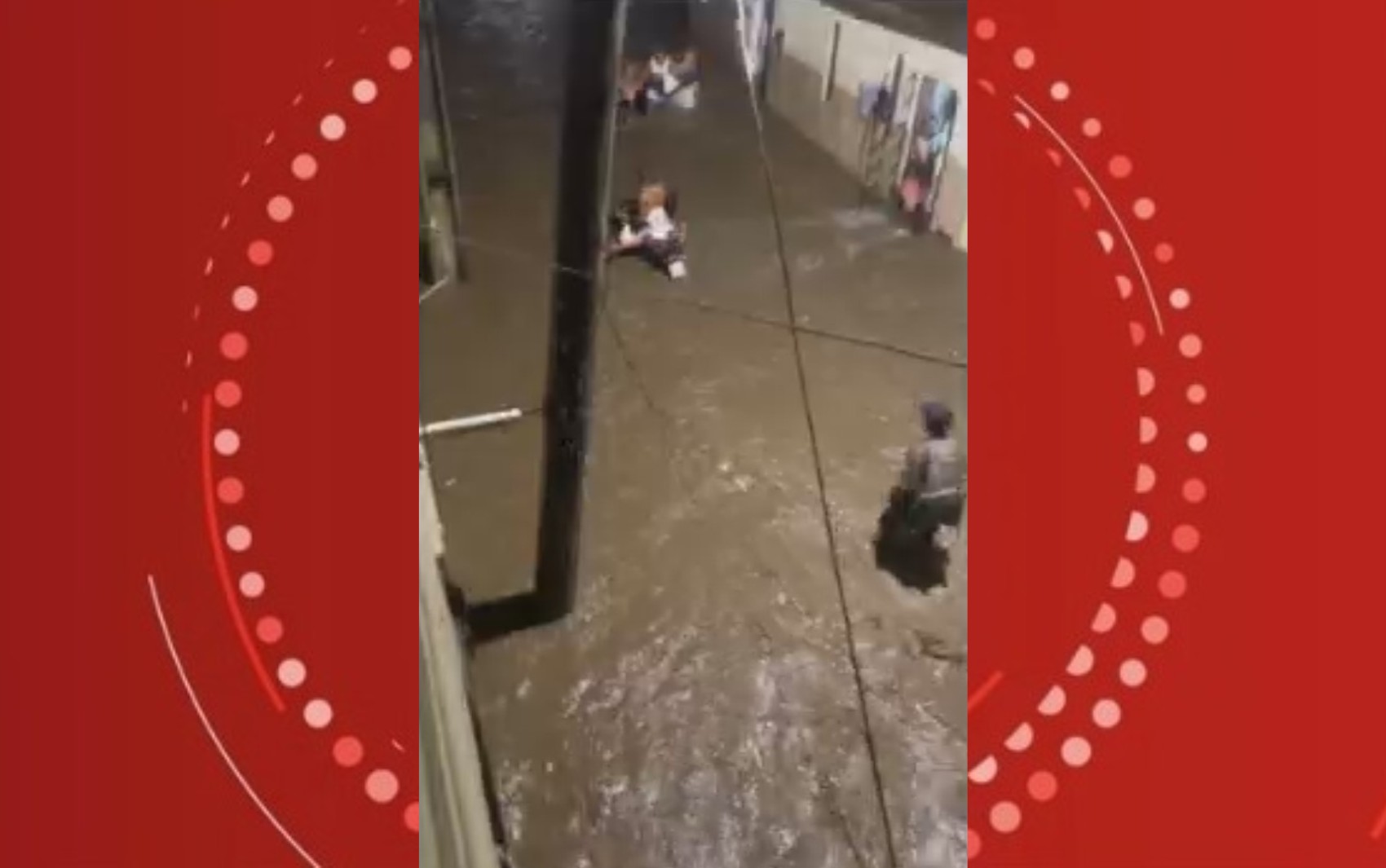 Casas alagadas e móveis arrastados pela correnteza: cidade na Bahia registra transtornos por causa das chuvas