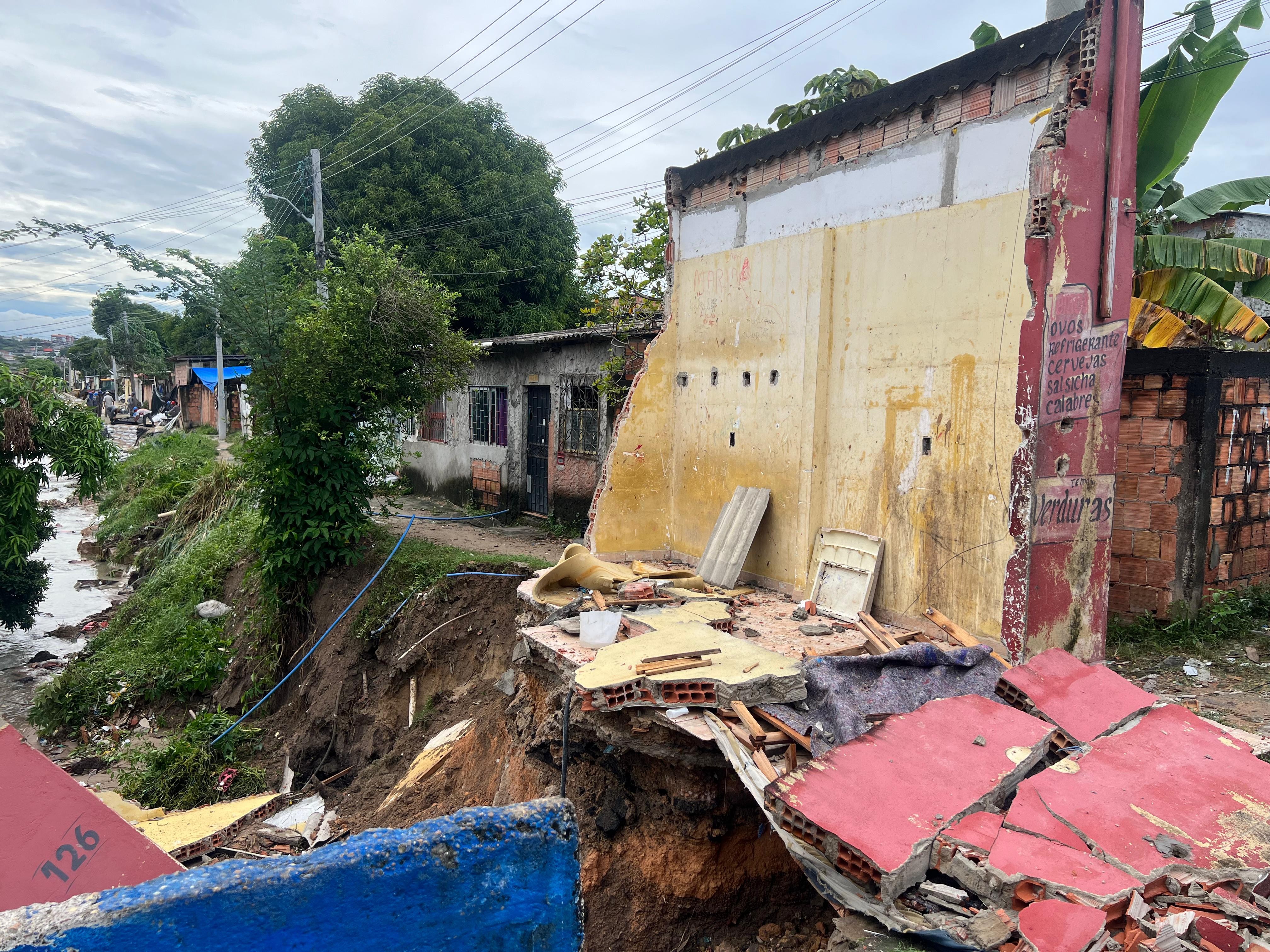 Casa a beira de igarapé desaba durante chuva que atinge Manaus nesta terça-feira (7)