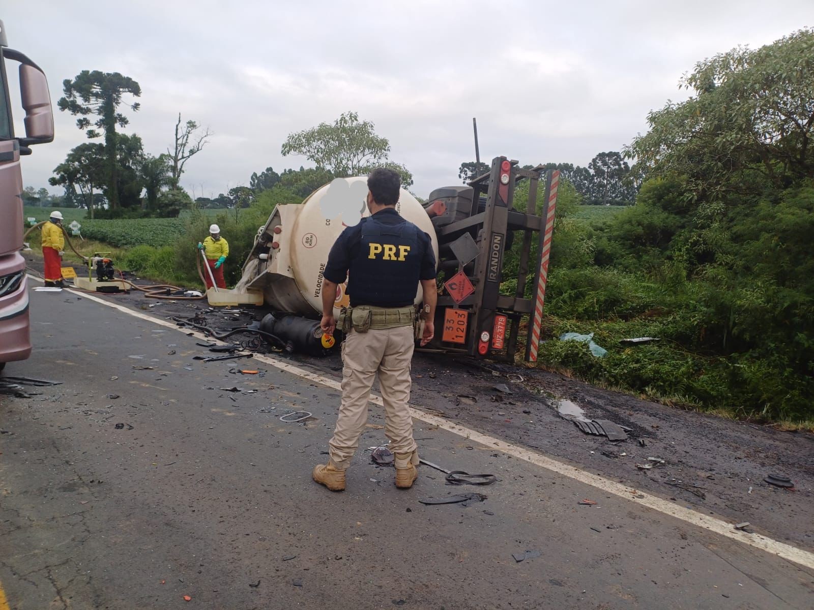 Batida frontal entre caminhões na BR-476 deixa dois mortos e interdita rodovia no Paraná