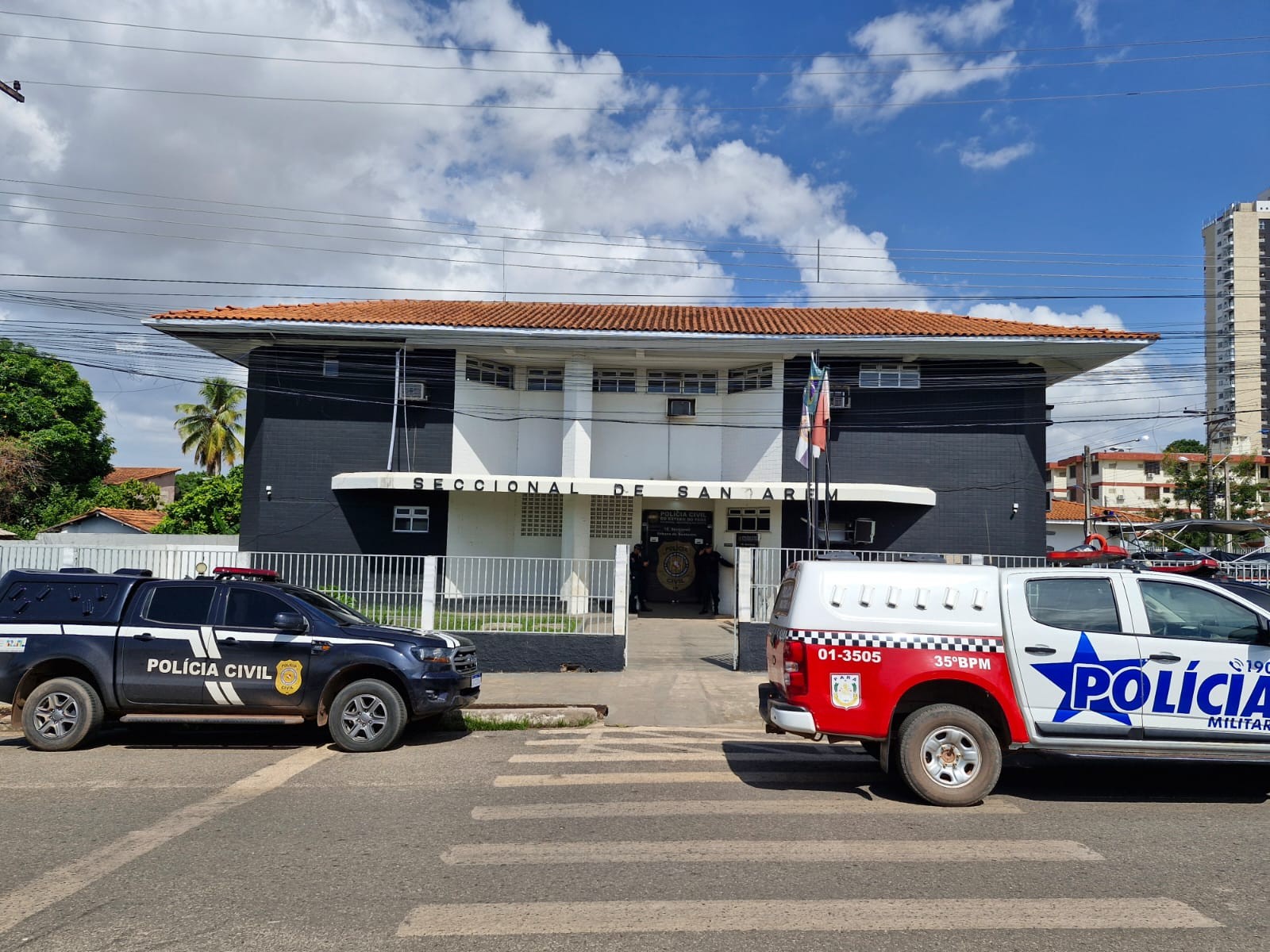 Suspeita de envolvimento com tráfico de drogas é conduzida à delegacia; mulher, que nunca havia sido presa, alegou ter um filho de dois anos