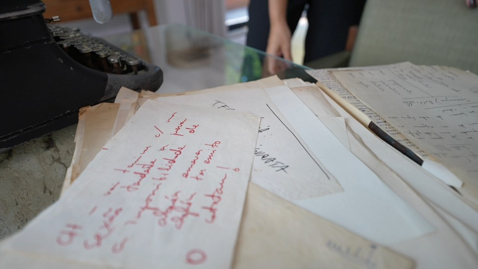 Manuscritos, poemas, músicas e até um dicionário feito à mão estão entre materiais inéditos do escritor — Foto: RPC