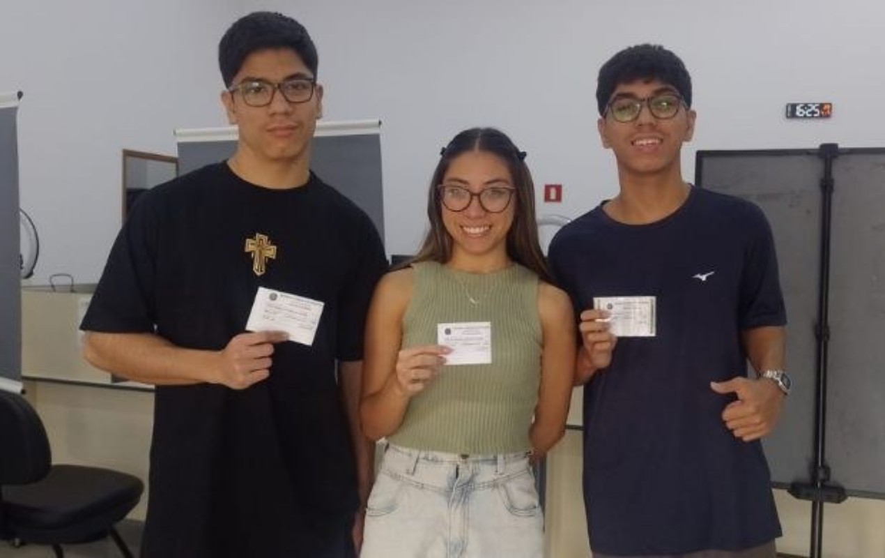 Trigêmeos de 17 anos tiram primeiro título de eleitor juntos e surpreendem cartório no interior de SP