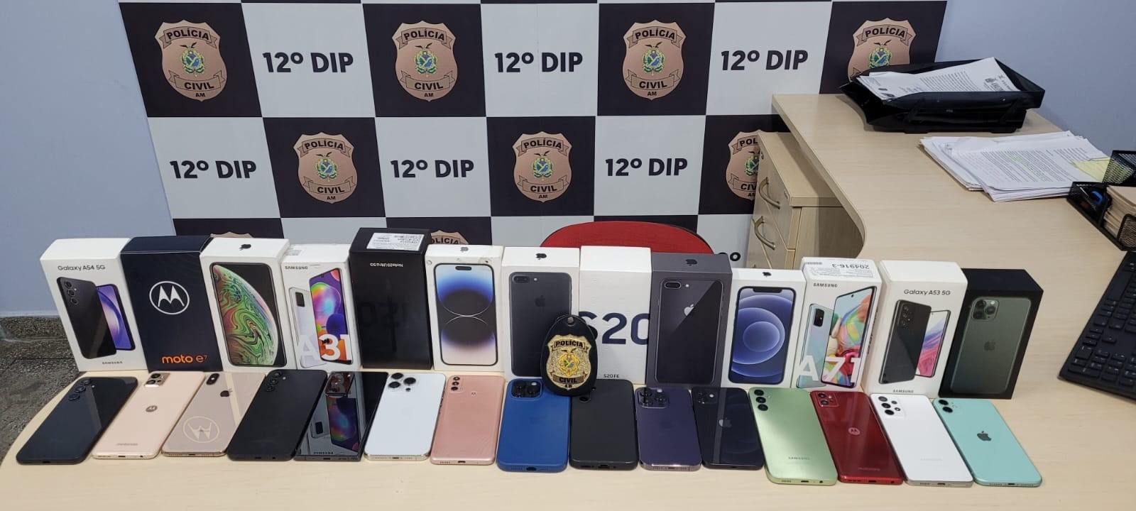 Polícia devolve 15 aparelhos celulares recuperados em operação em Manaus