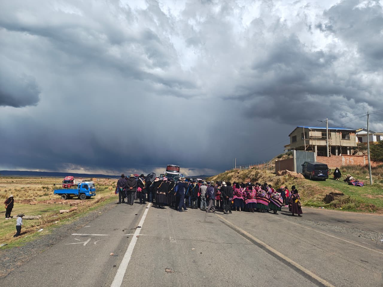 VÍDEO: 'Sem comida e há mais de 24h em rodovia': grupo de brasileiro fica preso em estrada na Bolívia