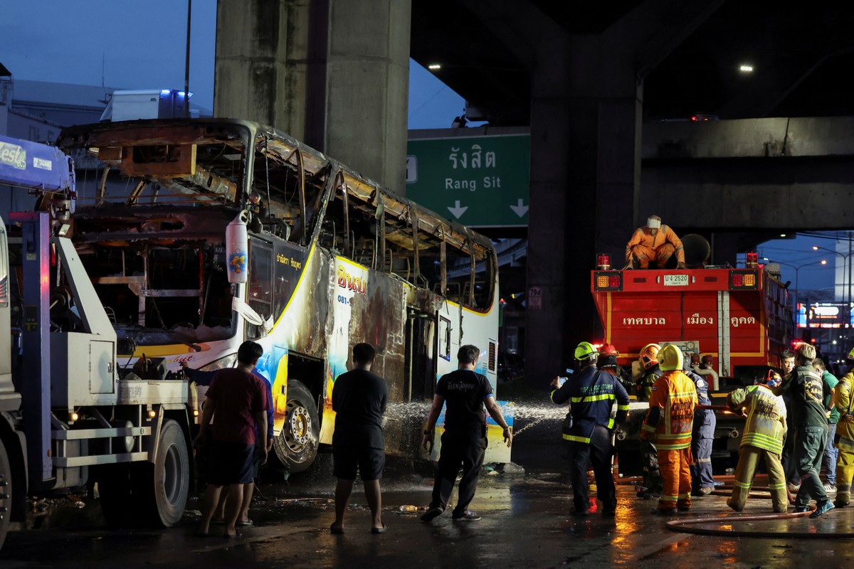 Ônibus escolar pega fogo na Tailândia, crianças ficam presas dentro e 23 morrem