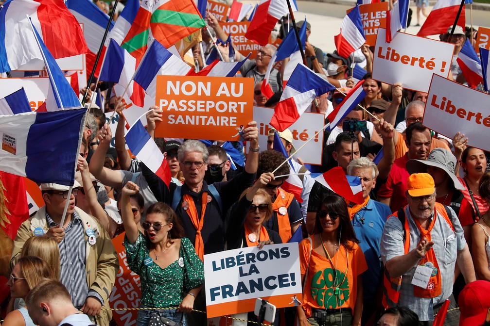 França tem novo dia de protestos contra passaporte da vacina