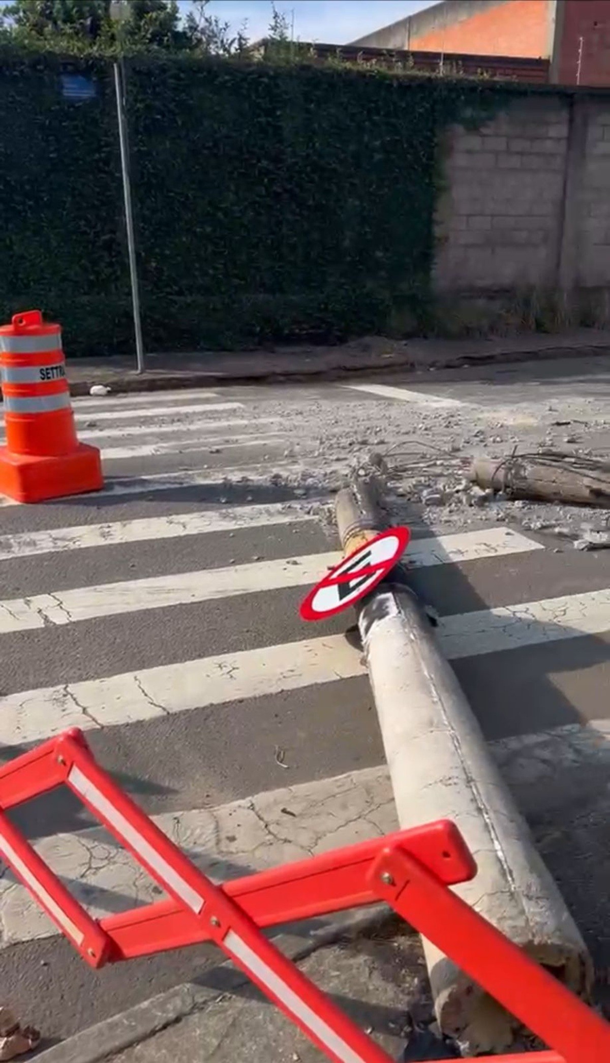 Queda de poste e impasse na retirada mantêm rua interditada há quase 24 horas em Juiz de Fora