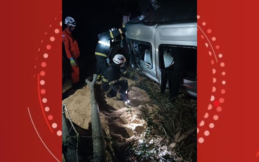 Onze pessoas morrem após batida entre van e carreta na Bahia — Foto: Corpo de Bombeiros