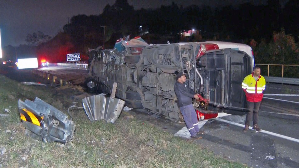 Ônibus tombou no início da BR-465 — Foto: Reprodução/TV Globo