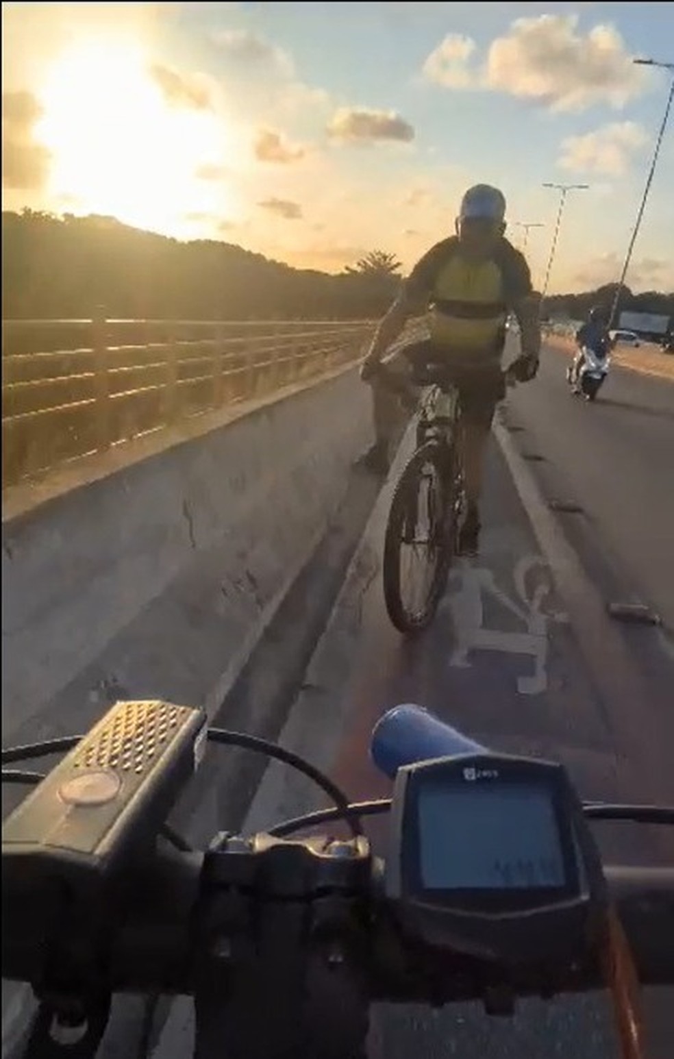 Ciclista bateu de frente com outro em ponte de Natal — Foto: Reprodução
