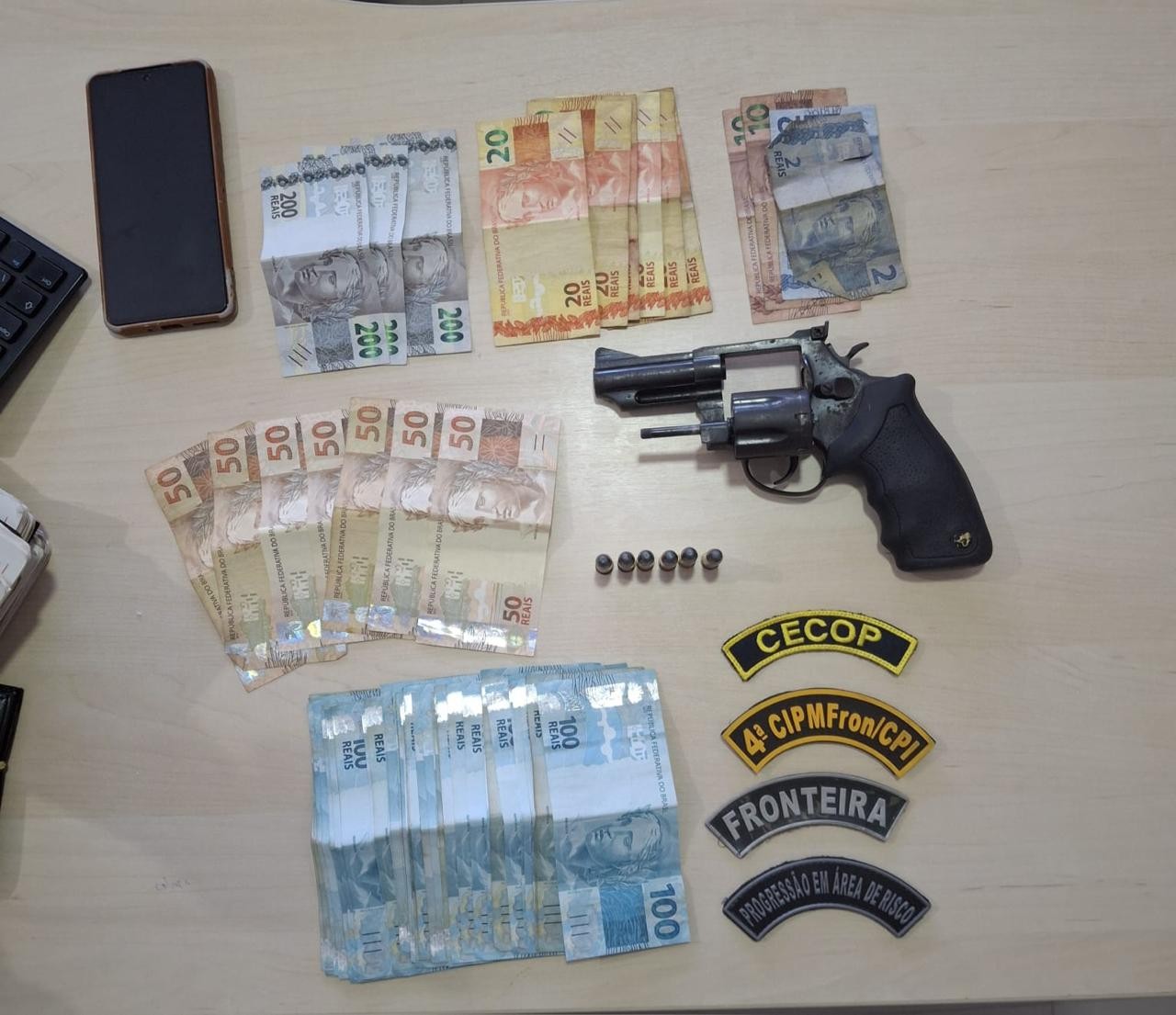 Homem é preso com revólver e R$ 6,4 mil em dinheiro na área rural de Pacaraima