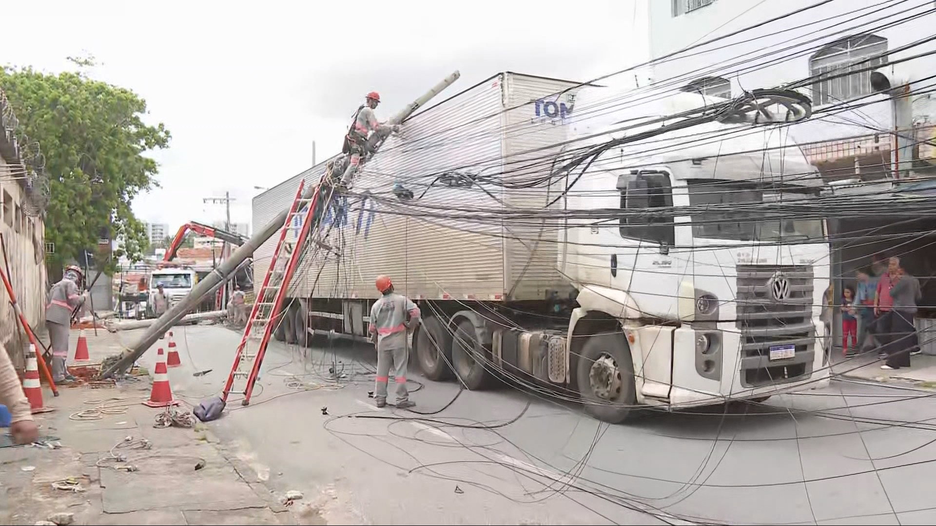 Carreta atinge fios, derruba dois postes e estruturas atingem dois carros na Grande BH