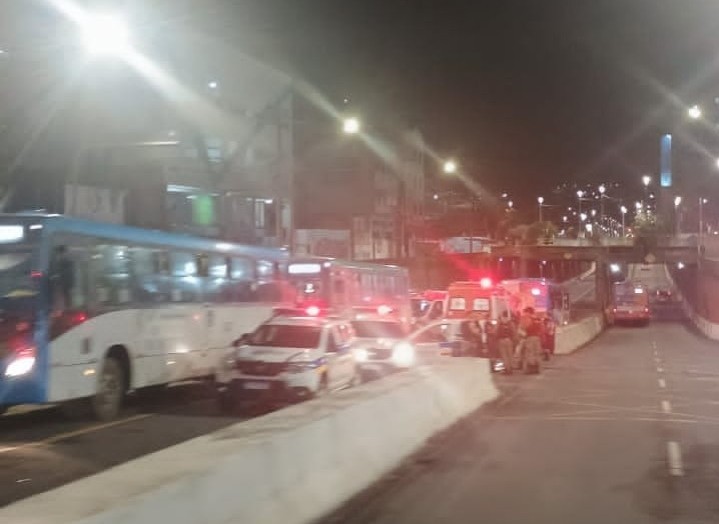 Motociclista morre em acidente com ônibus na Avenida Rio Branco, em Juiz de Fora