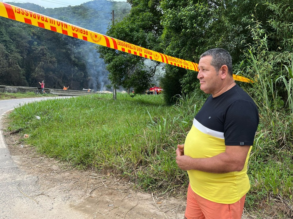 Autônomo Sidiney José de Souza saiu correndo do carro para evitar incêndio provocado por carreta que tombou na BR-101 em SC — Foto: Ana Cristina Machado/NSC TV