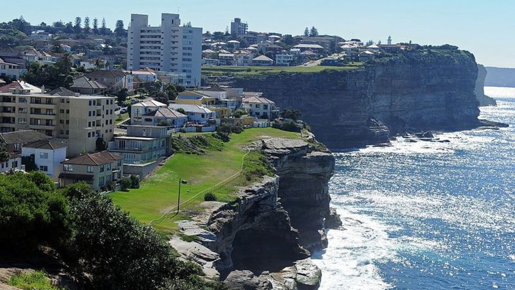 A polícia vasculhou os penhascos em Dover Heights em busca de pistas sobre o paradeiro de Caddick — Foto: GETTY IMAGES