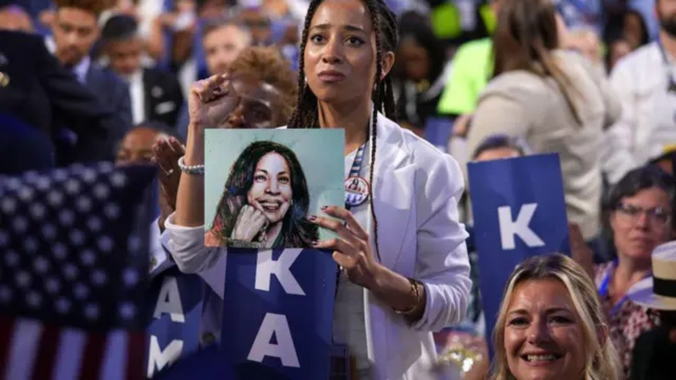 Apoiadora de Kamala Harris durante a Convenção Nacional Democrata — Foto: Getty Images/via BBC