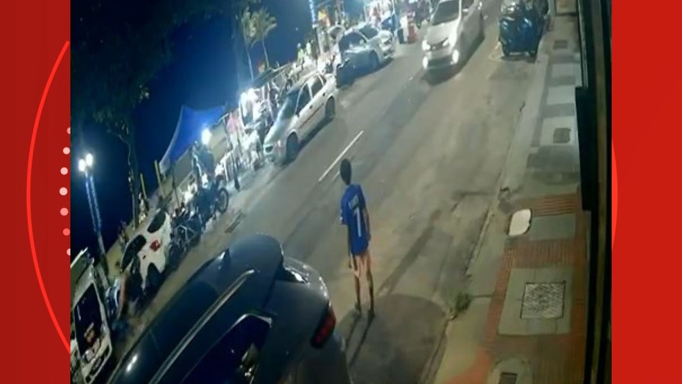 Criança sai para comprar açaí de R$ 24, e mãe recebe fatura de R$ 650. Câmera de segurança do prédio registrou momento em que o menino (de camisa azul) saiu para fazer a compra no calçadão. Caso aconteceu em Vila Velha, no Espírito Santo — Foto: Reprodução