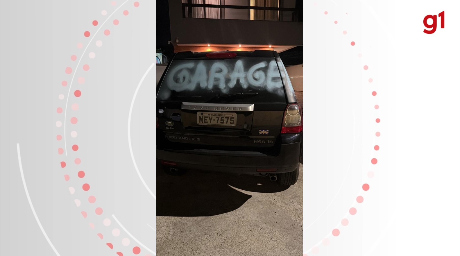 Influenciadora tem carro pichado por morador após estacionar na frente da casa dele em Florianópolis; VÍDEO