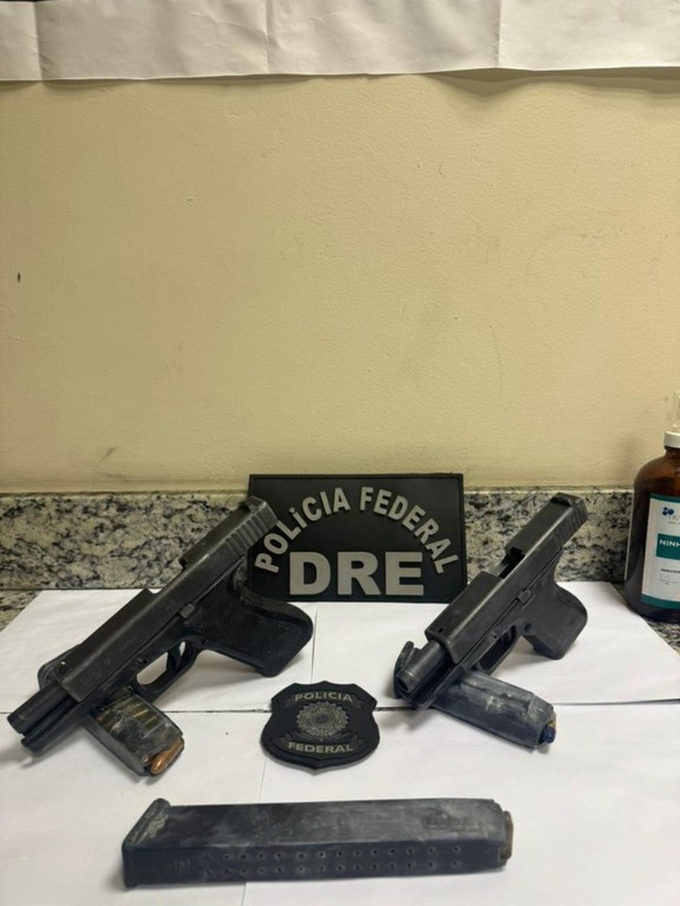 Pistolas e drogas estavam ocultas em freezers no baú do caminhão. — Foto: Divulgação