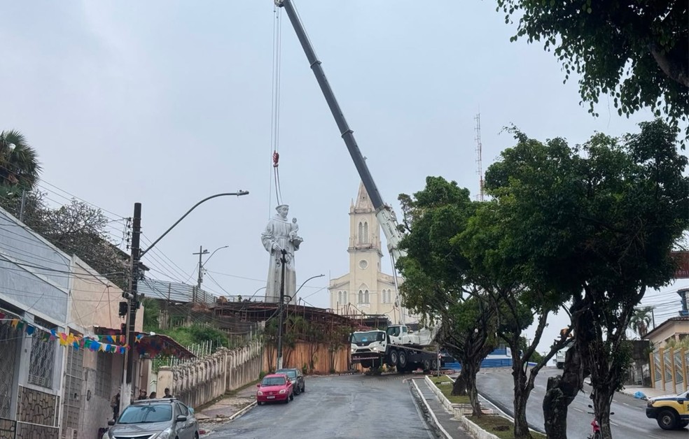Estátua de Santo Antônio com 12 metros é instalada em Aracaju — Foto: Kedma Ferr/TV Sergipe
