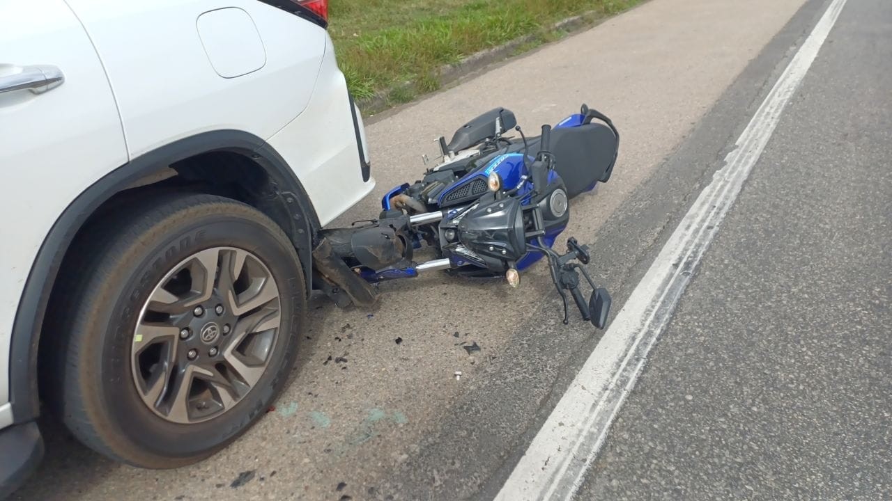 Motociclista fica ferido após bater em carro estacionado no acostamento na Via Dutra, em Itatiaia