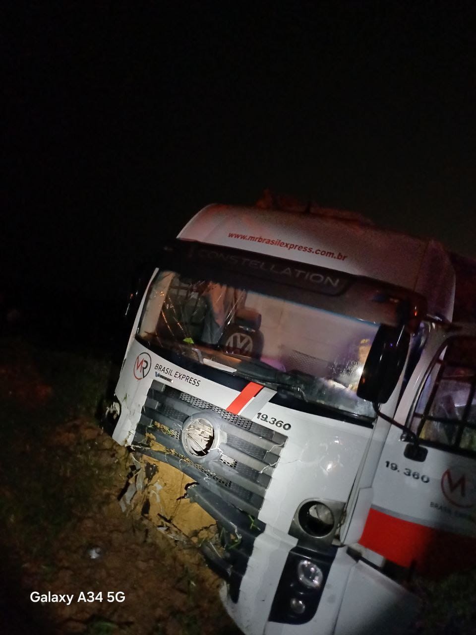 Carreta caí na ribanceira e deixa motorista ferido na Dutra, em Resende