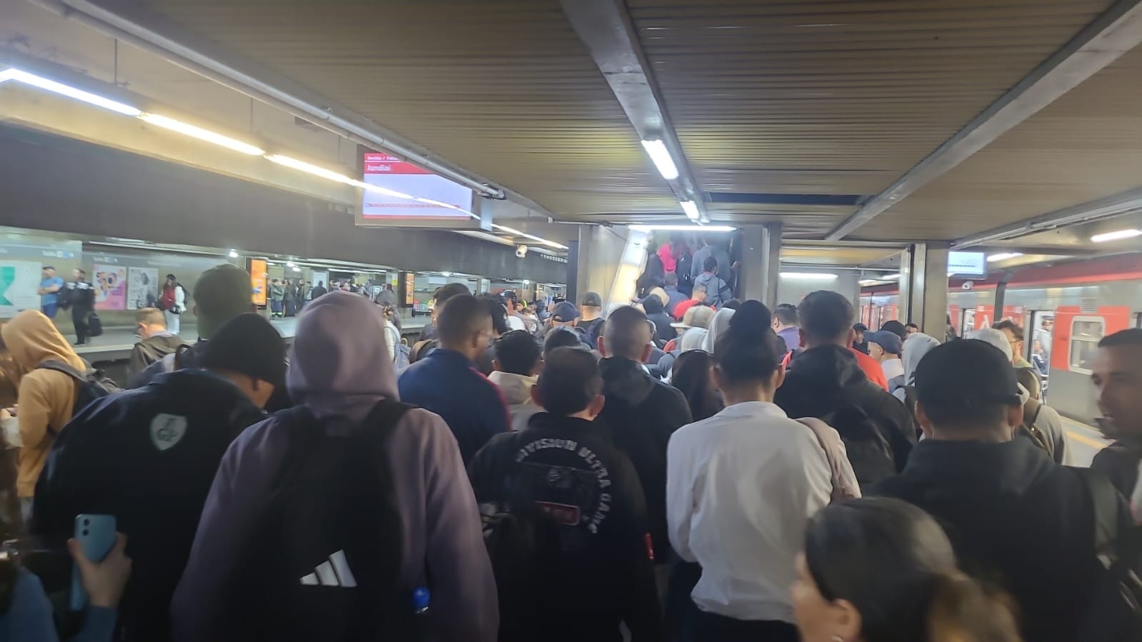Falha na Linha 7-Rubi da CPTM causa lentidão e superlotação nas plataformas e trens na manhã desta terça-feira