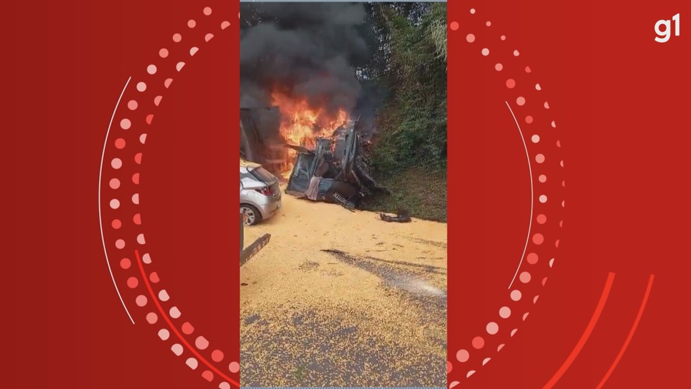 Batida envolvendo dois caminhões e um carro deixa duas pessoas mortas e cinco feridas, em Francisco Beltrão — Foto: Reprodução