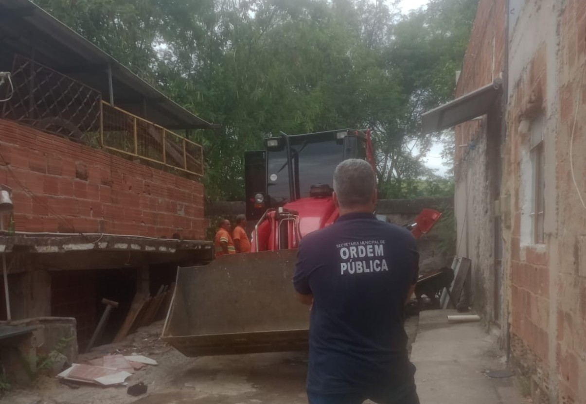 Muro com seteiras usado por criminosos é demolido em operação em Volta Redonda 