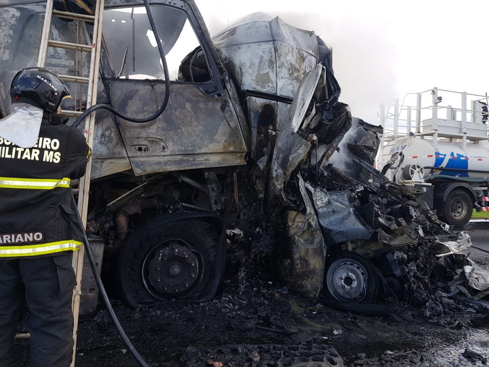 Veículos foram destruídos pelo fogo. — Foto: Divulgação