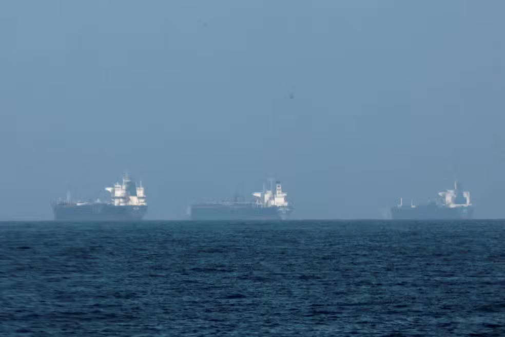 Petroleiros são vistos na costa de Fujairah, enquanto o Irã promete fechar o Estreito de Ormuz, em meio ao conflito entre os EUA e Israel, em Fujairah, Emirados Árabes Unidos. — Foto: REUTERS/Amr Alfiky/Foto de Arquivo