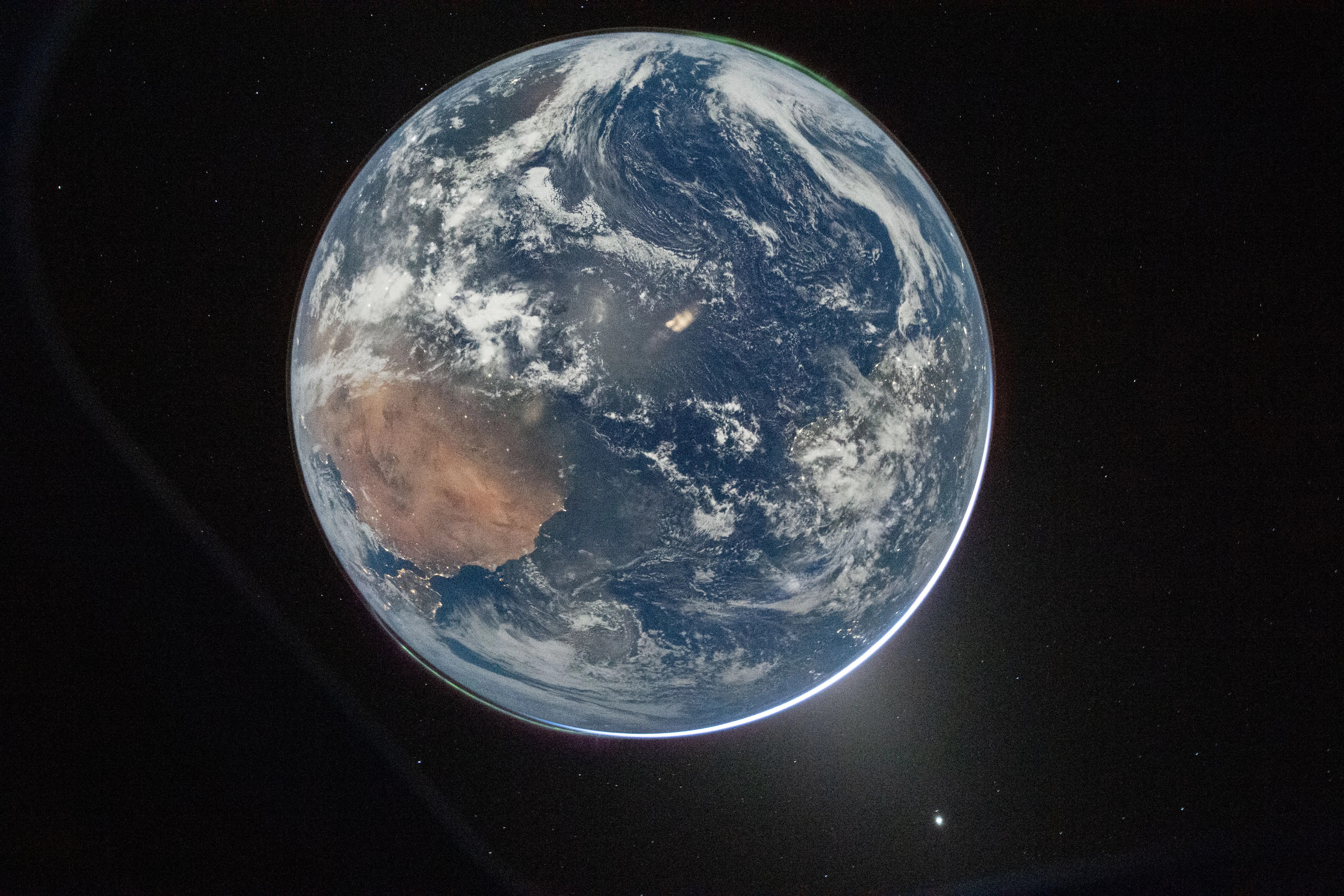 FOTO: Nasa divulga primeira imagem da Terra vista da missão Artemis II