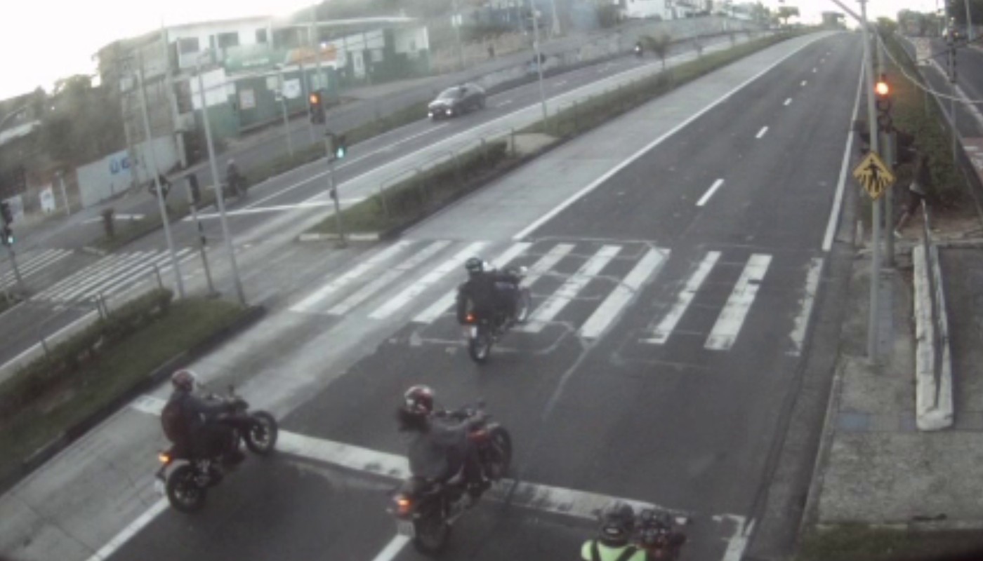 Campinas registra 1,1 mil flagrantes de motociclistas com a ‘mão na placa’ por dia