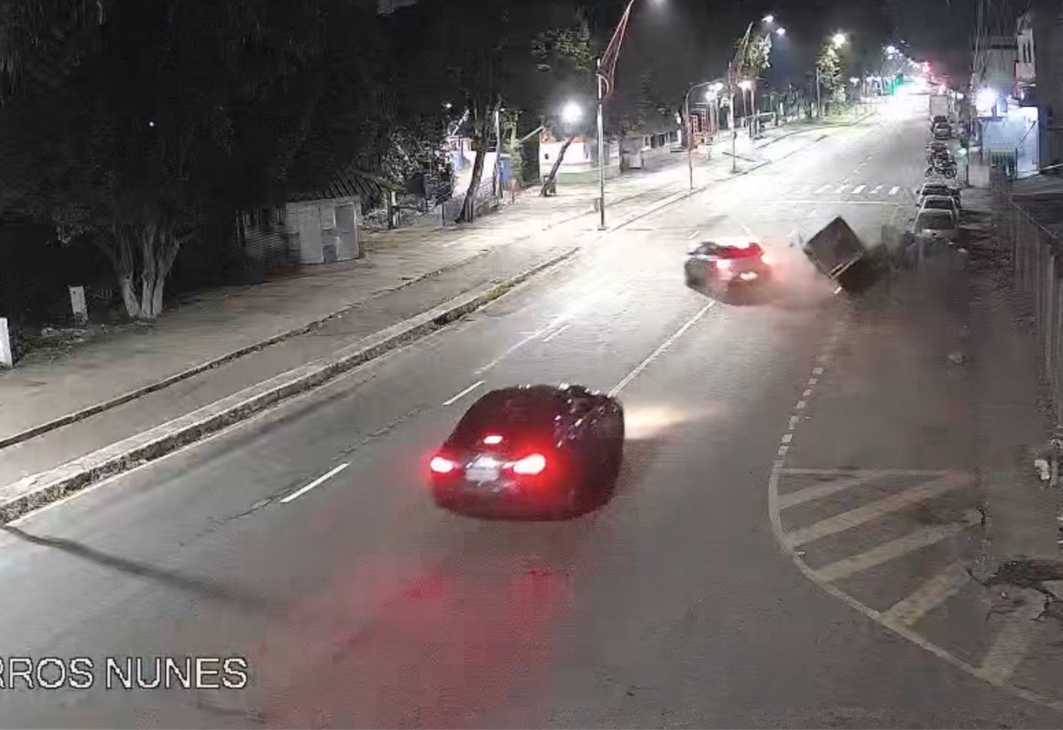 VÍDEO: motorista bate carro em semáforo após provocar acidente em série em Volta Redonda