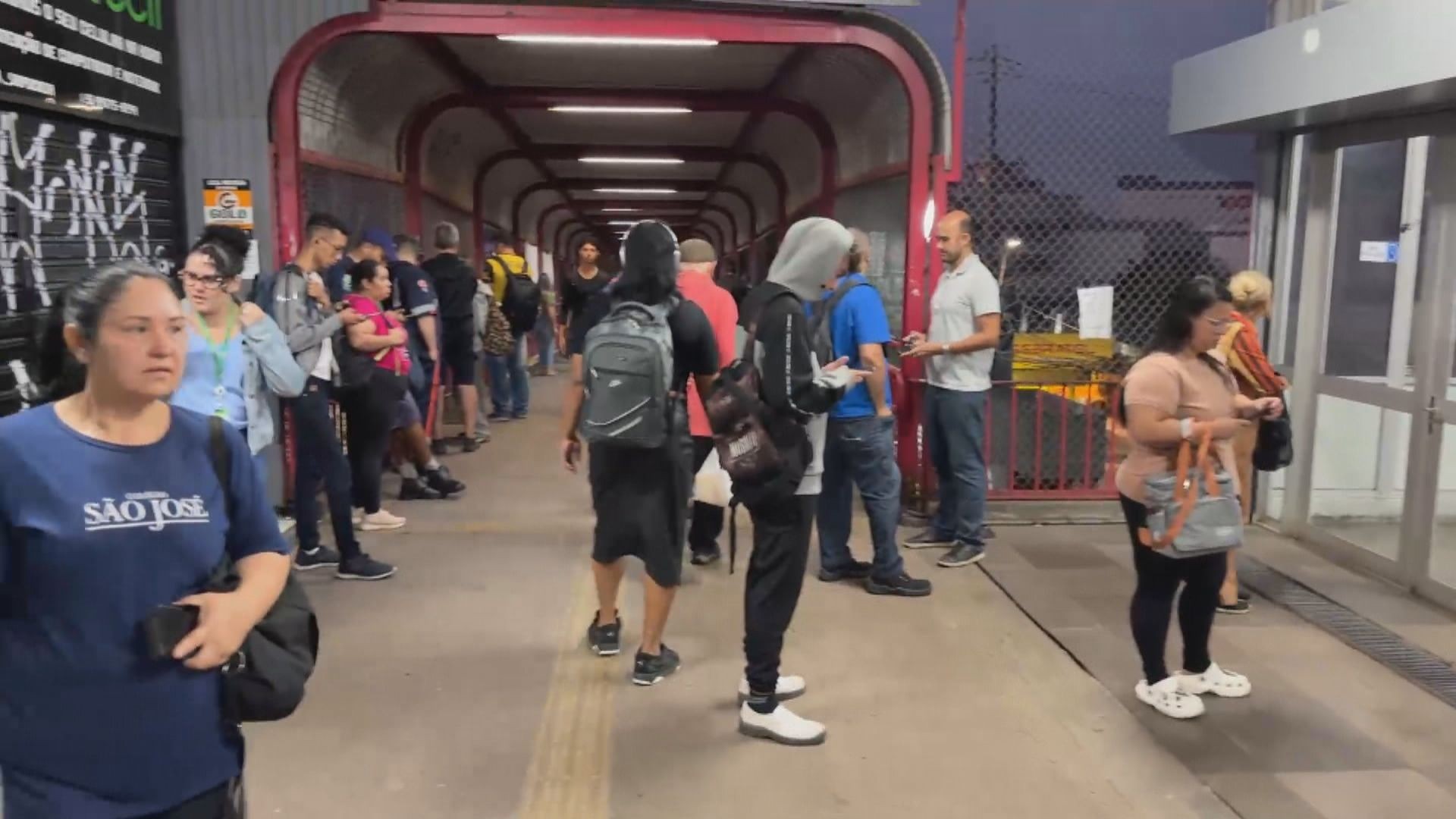 Novo dia com operação parcial dos trens e estações fechadas traz transtornos a passageiros no RS