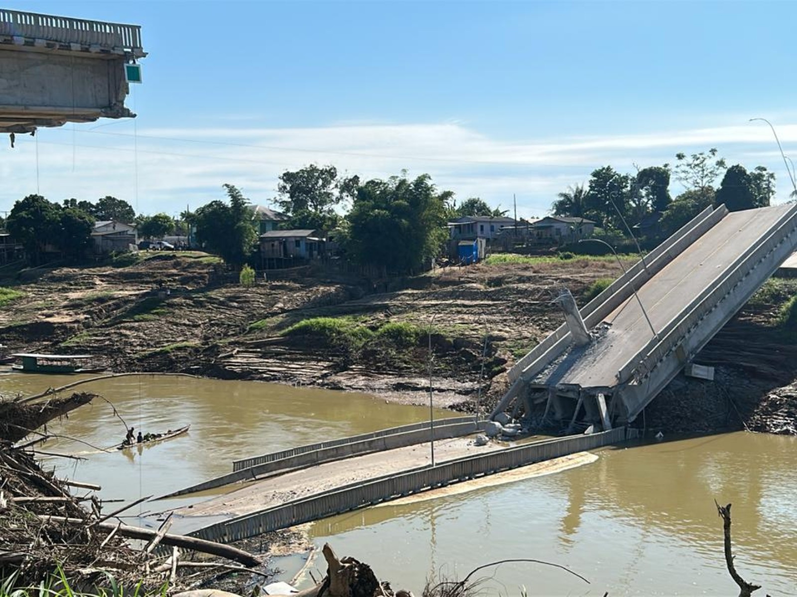 Escombros seguem em rio três meses após queda de ponte de R$ 36 milhões no Acre