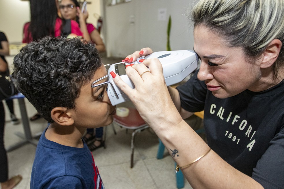 Por meio do Programa Saúde na Escola, da Secretaria de Educação em Macaé, alunos podem fazer a medição e escolher a armação dos óculos — Foto: Bruno Campos/Prefeitura de Macaé