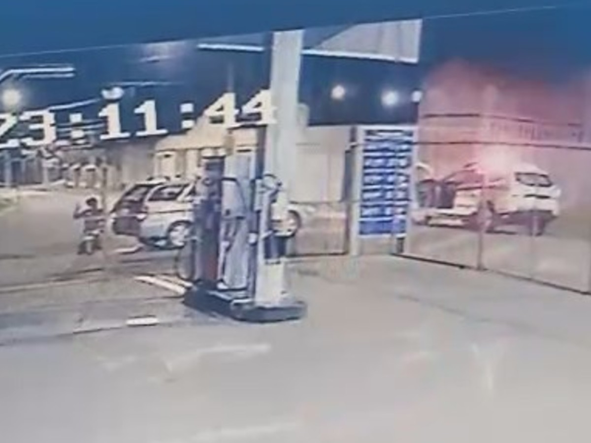 VÍDEO: Mãe se ajoelha em oração enquanto PMs salvam bebê engasgado com leite em MG