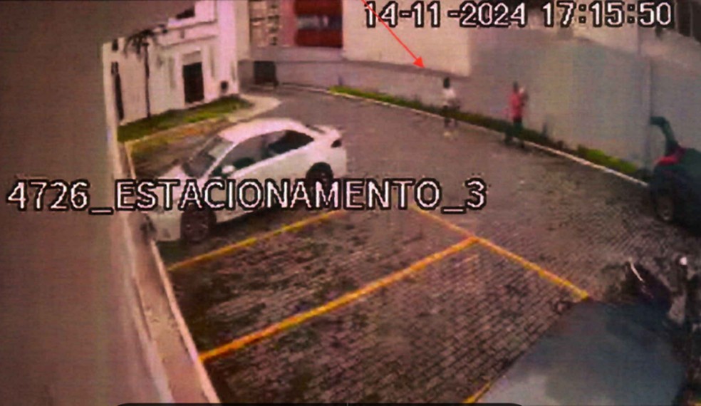 Sem saber do que se tratava, menor aprendiz ajudou funcionário do BB a sair com parte do R$ 1,5 milhão furtado de agência de Vitória — Foto: Reprodução