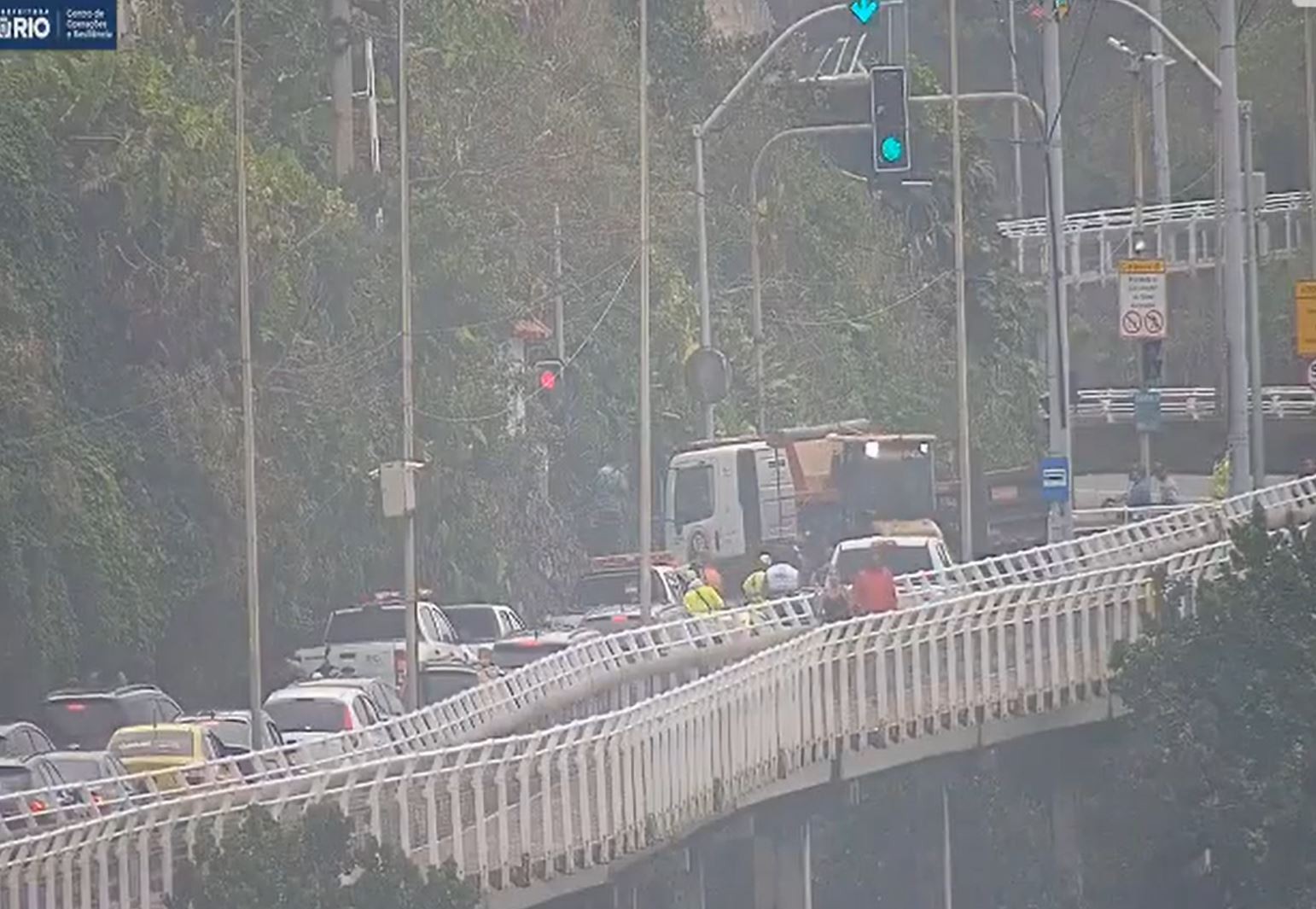 Deslizamento de terra interdita parcialmente a Avenida Niemeyer, na Zona Sul do Rio