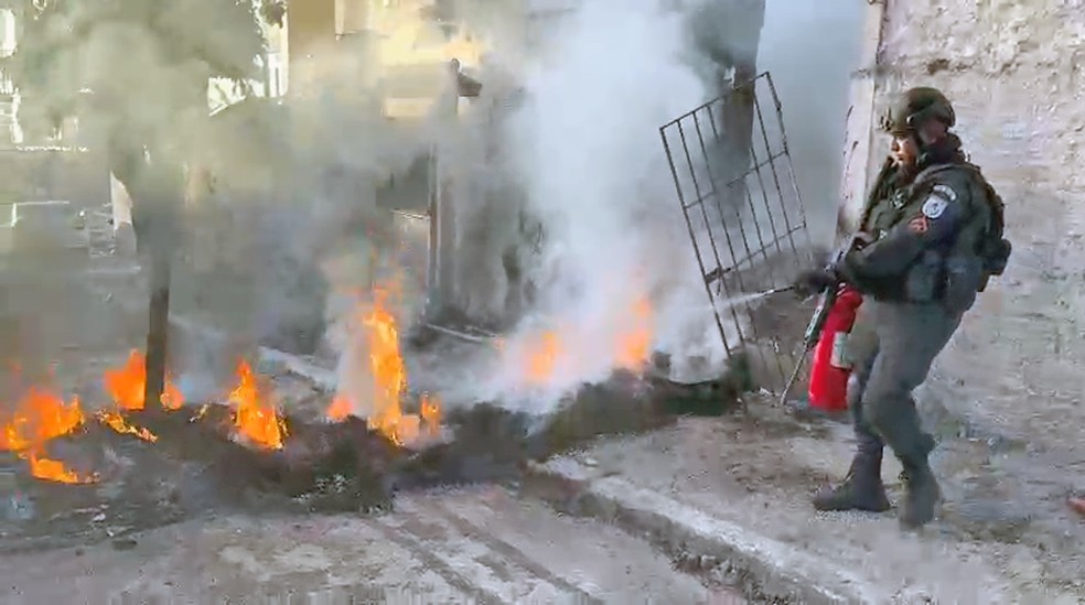 PM apaga barricada em chamas na Cidade Alta — Foto: Reprodução