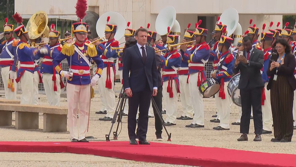 Presidente da França, Emmanuel Macron, é recebido em cerimônia no Palácio do Planalto — Foto: TV Globo/Reprodução