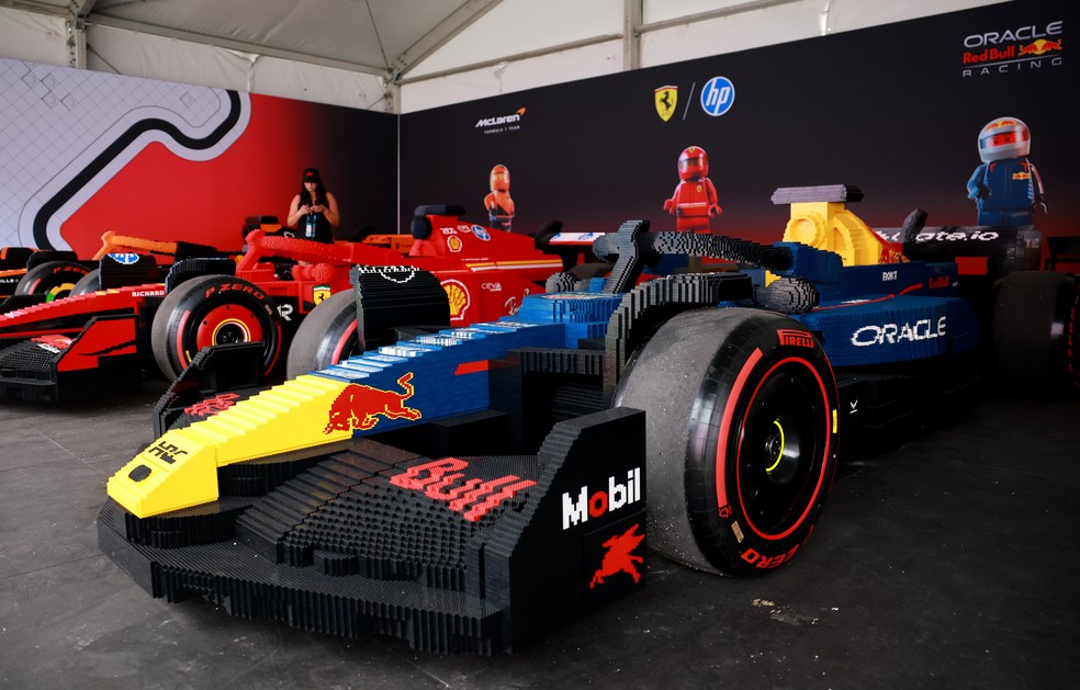 No GP de Miami de 2025, cada dupla de pilotos de F1 compartilhou um carro — Foto: Divulgação / Lego