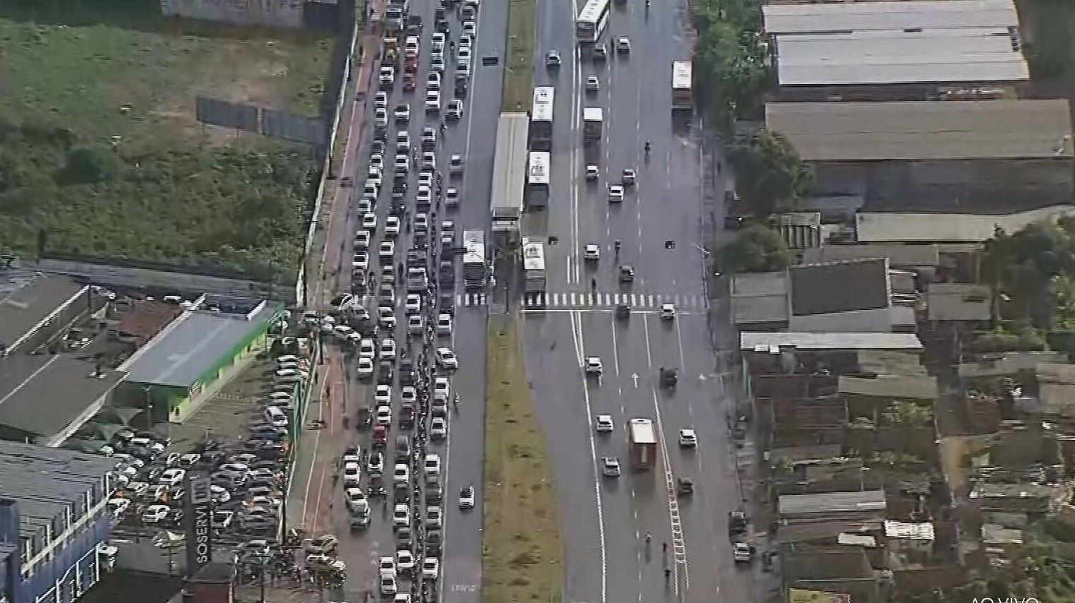 Caminhão carregado de açúcar tomba em Olinda após duas rodas se soltarem; VÍDEO