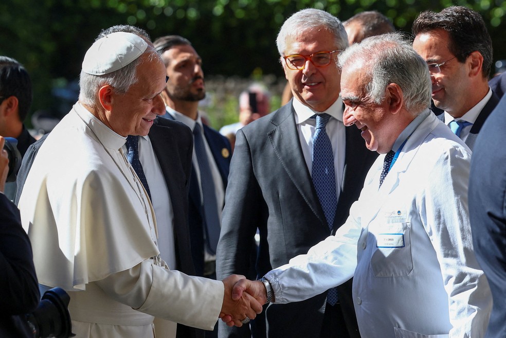 O papa Leão XIV cumprimenta o médico Andrea Cambieri ao chegar ao hospital Gemelli para uma cirurgia de retirada de um nódulo no pulmão, em 13 de outubro de 2026. — Foto: Guglielmo Mangiapane/ Reuters